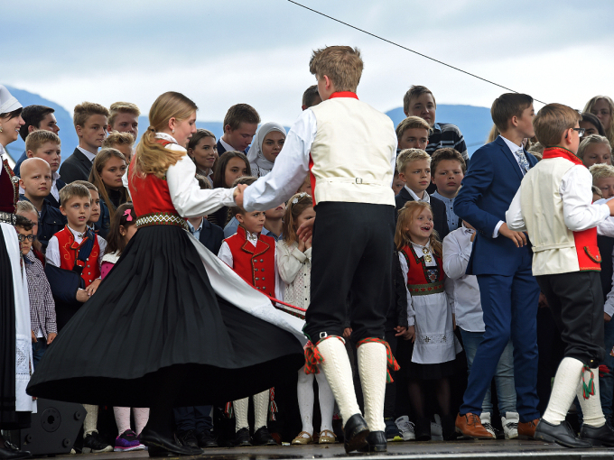 Elevar frå Jondal skole underheldt med dans og musikk. Foto: Sven Gj. Gjeruldsen, Det kongelege hoffet